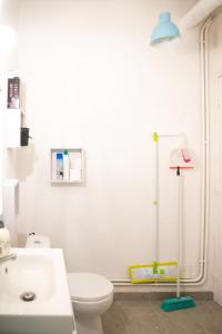 y baño con aseo, lavabo y ducha. en le studio du Grazel, en Gruissan