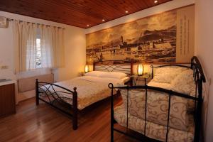 sypialnia z 2 łóżkami i obrazem na ścianie w obiekcie Studio Pistura w Splicie