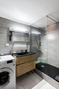 bagno con lavandino e lavatrice di La Maison du Batelier a Colmar