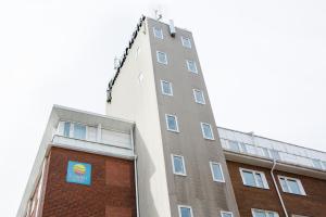 un grand bâtiment avec un panneau sur son côté dans l'établissement Comfort Hotel Jönköping, à Jönköping