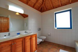 a bathroom with a toilet and a sink and a mirror at Casa Amalia in Los Llanos de Aridane +18 photos