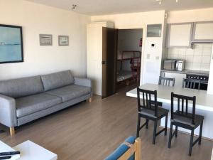 een woonkamer met een bank en een tafel en stoelen bij Vierboute 604 in Nieuwpoort