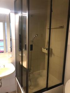 een douche met een glazen deur in de badkamer bij Vierboute 604 in Nieuwpoort