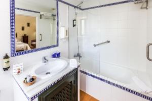 ein Badezimmer mit Waschbecken und Dusche in der Unterkunft Hacienda El Santiscal in Arcos de la Frontera + 138 Fotos
