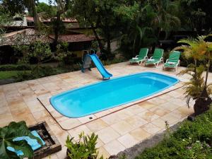 uma piscina com escorrega num quintal em Pousada Barracuda Pipa em Pipa