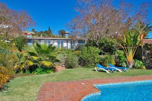 The swimming pool at or close to Casa Esther
