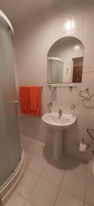 A bathroom at Sky High Hotel Airport 200 meters from the terminal