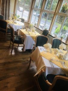 una fila de mesas en una habitación con ventanas en The Bein Inn Hotel & Restaurant, en Glenfarg