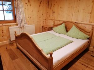 Łóżko lub łóżka w pokoju w obiekcie Biobauernhof Fleckl