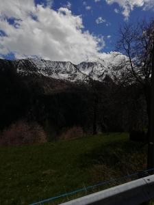 een uitzicht op een met sneeuw bedekte berg in een veld bij Mansarda in Champorcher