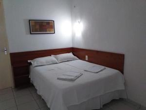 ヴィソザ・ド・セアラにあるFlat Matrizのベッドルーム1室(ベッド1台、タオル2枚付)