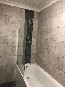 卡爾頓的住宿－駿馬灣旅館，带浴缸和淋浴的浴室