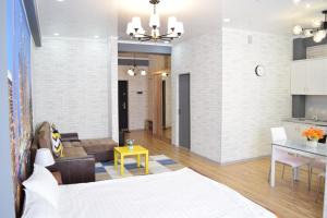 een woonkamer met een bed en een keuken bij Boutique apartment in the center in Bisjkek