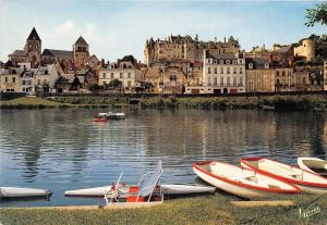 um grupo de barcos sentados na água em uma cidade em Gîte OZOO em Saint-Aignan