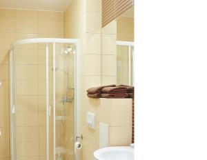 切霍奇內克的住宿－潘斯約納特波德傑米歐拉酒店，带淋浴和盥洗盆的浴室