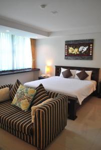 A bed or beds in a room at Kong Garden View Resort Chiang Rai