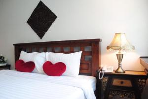 A bed or beds in a room at Kong Garden View Resort Chiang Rai
