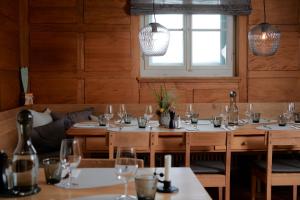 un restaurant avec des murs en bois et des tables avec des verres à vin dans l'établissement Bio Garni Möschberg, à Grosshochstetten