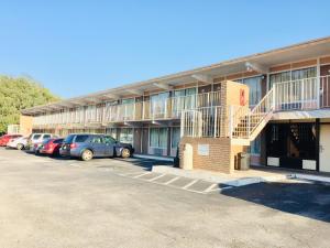 un edificio con auto parcheggiate in un parcheggio di Masters Inn a Seffner