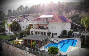 una vista aérea de una casa con piscina en Rom Mansion, en Rosh Pina