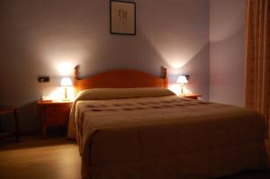 Postel nebo postele na pokoji v ubytování Hotel Los Duques