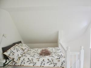 un dormitorio con una cama con un animal de peluche en glastonbury town garden house en Glastonbury