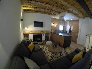 een woonkamer met een bank en een tafel bij Chalet Las Avellanas in Arinsal