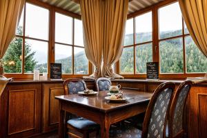 Ein allgemeiner Bergblick oder ein Berglick von des Hotels aus