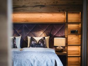 Ein Bett oder Betten in einem Zimmer der Unterkunft Boutiquehotel Blaue Burg Falkenstein