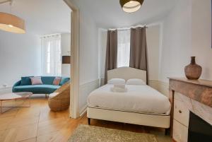a bedroom with a bed and a living room at Le superbe des Dominicains in Nancy
