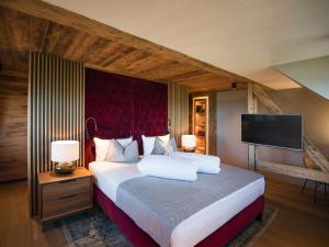 Ein Bett oder Betten in einem Zimmer der Unterkunft Boutiquehotel Blaue Burg Falkenstein