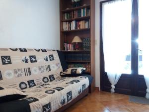 - une chambre avec un lit et une étagère dans l'établissement Le Balcon d'Azur, à Drap