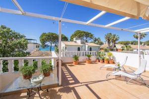 vista dal ponte di una casa con patio di Apartment El Faro a Port de Pollença