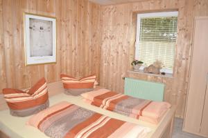a bedroom with two beds and a window at Monis gemütliche Ferienwohnungen in Suhl