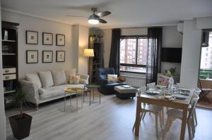 sala de estar con sofá y mesa en Apartamento La Estambrera IV con Wifi y Aire Acondicionado, en Logroño