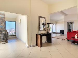 - un salon avec un canapé rouge et un miroir dans l'établissement Villa Moniz by LovelyStay, à Funchal