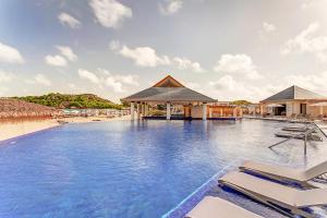 Royalton Antigua, An Autograph Collection All-Inclusive Resort内部或周边的泳池