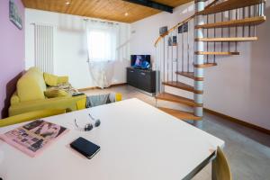 TV a/nebo společenská místnost v ubytování Albergo Diffuso Magredi