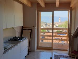 kuchnia z widokiem na balkon w obiekcie ANESI appartamenti w mieście Baselga di Pinè