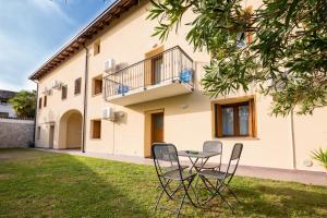 a table and chairs in front of a house at Albergo Diffuso Magredi in Vivaro