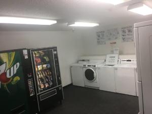 lavadero con nevera y lavadora en InTown Suites Extended Stay Fort Lauderdale FL, en Tamarac