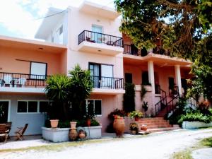 un edificio con plantas delante de él en Nikolas Apartments, en Kato Daratso