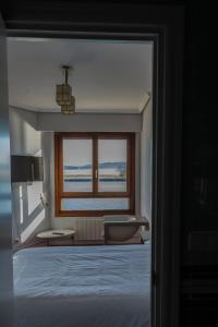 オンダリビアにあるTxingudi by Basquelidaysのベッドルーム(ベッド1台、窓付)