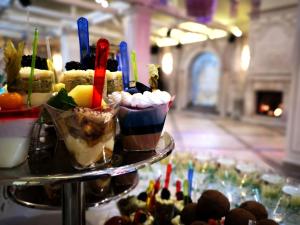 - un plateau de desserts et de boissons sur une table dans l'établissement RGK Baron Gartenberg, à Tchernivtsi