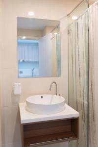 a bathroom with a sink and a shower at Cozy SeaSaran in Sattahip