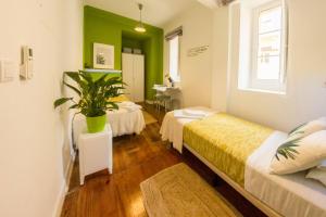 Ένα ή περισσότερα κρεβάτια σε δωμάτιο στο INT Lisbon Suites