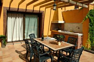 comedor con mesa y sillas en la cocina en Casa Rural Ca La Siona, en Avinyonet
