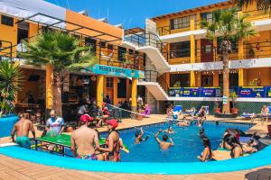 un gruppo di persone in piscina presso un resort di Wild Rover Huacachina a Ica