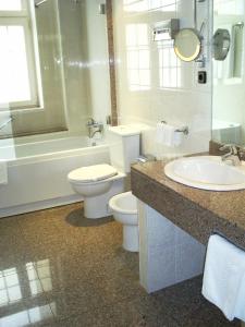 
a bathroom with a sink, toilet and bathtub at Hotel Boa - Vista in Porto
