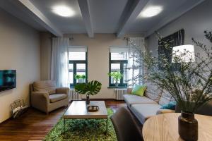 salon z kanapą i stołem w obiekcie Apartamenty na Starówce / Old Town apartments w Toruniu